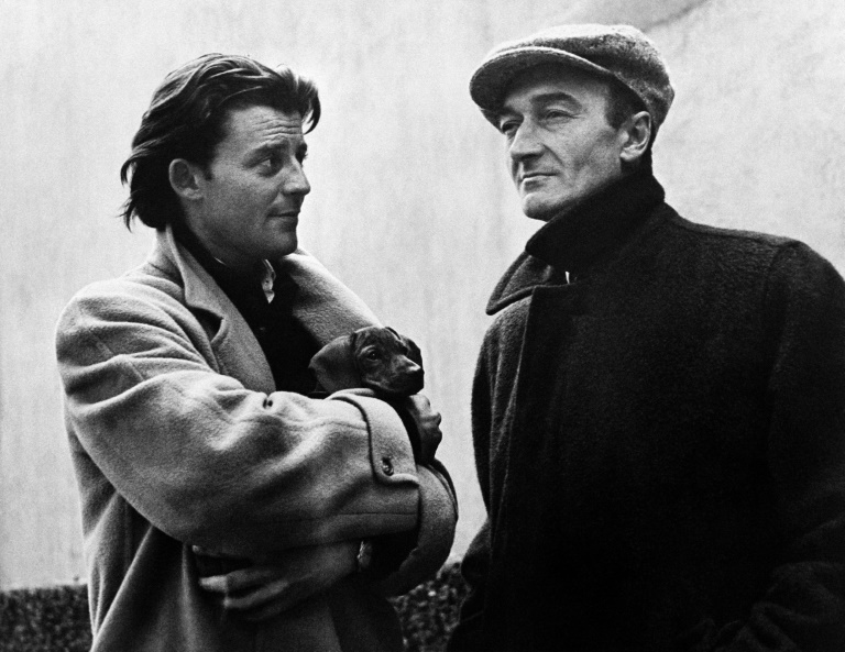 L'acteur Gérard Philippe (à gauche) et le comédien et metteur en scène Jean Vilar, créateur du Festival d'Avignon, à Paris en 1951, année où il prend la tête du Théâtre national populaire (TNP)