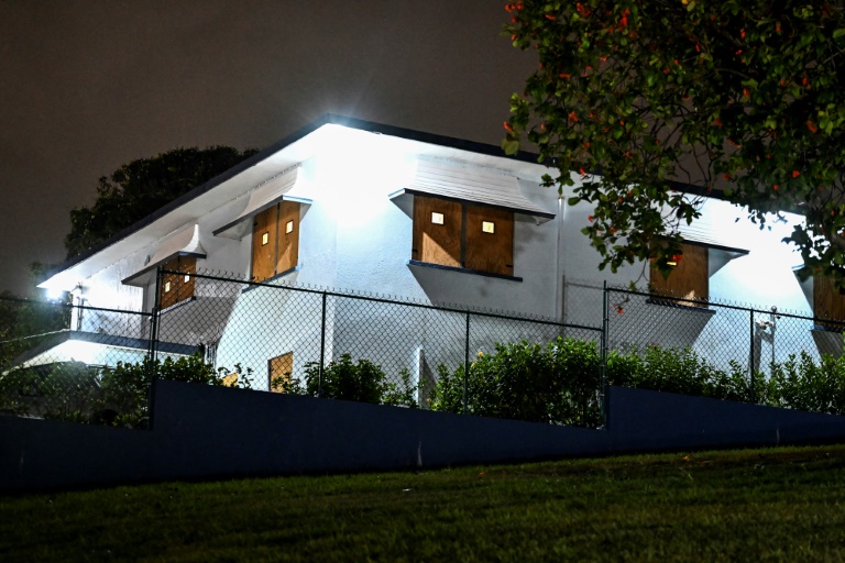 Une maison aux fenêtres barricadées avant le passage de l'ouragan Béryl, le 29 juin 2024 à Bridgetown, sur l'île de La Barbade