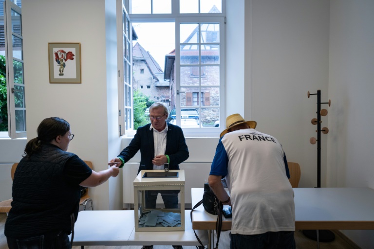 Des personnes votent au 1er tour des législatives à Wissembourg, le 30 juin 2024 dans le Bas-Rhin
