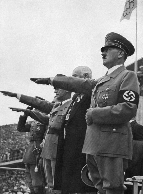Adolf Hitler, alors chancelier du Reich, fait le salut nazi pendant la cérémonie d'ouverture des JO de Berlin en 1936.