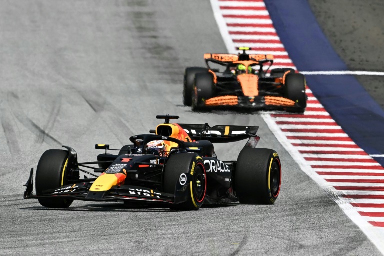 Le pilote Red Bull Max Verstappen devant celui de  McLaren Lando Norris avant leur crash sur le Red Bull Ring, le 30 juin 2024