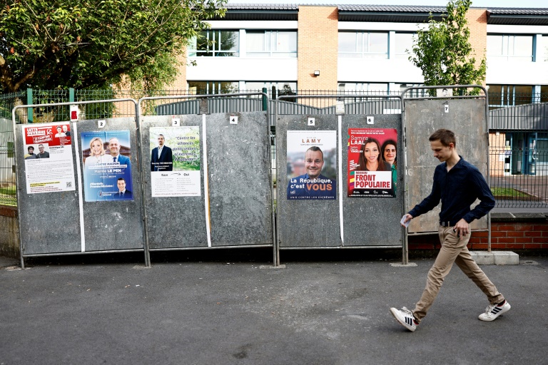 Devant un bureau de vote à Hénin-Beaumont, dans le Pas-de-Clais, le 30 juin 2024