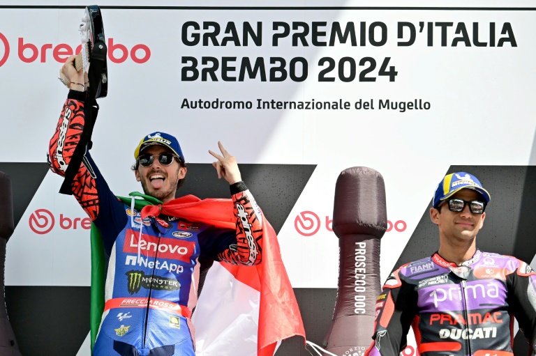 Francesco Bagnaia (G) et Jorge Martin (D) sur le podium du GP d'Italie, le 2 juin 2024 sur le circuit de Mugello