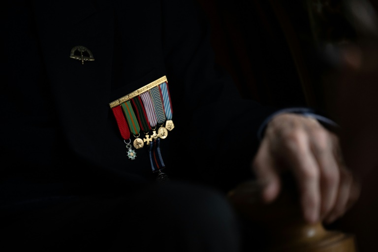 Les médailles du résistant de la Seconde Guerre mondiale Jean Caillet lors d'une interview chez lui à Dieppe, le 28 mai 2024 en Seine-Maritime