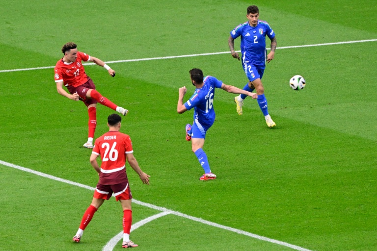 Ruben Vargas (g) marque le deuxième but suisse contre l'Italie, le 29 juin 2024 à Berlin