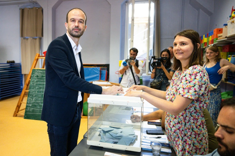 Le député sortant LFI Manuel Bompard vote à Marseille au 1er tour des législatives, le 30 juin 2024