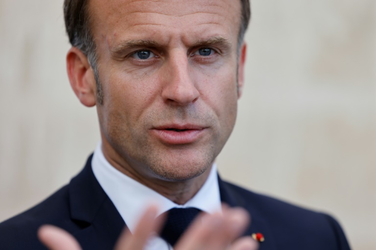 Le président français Emmanuel Macron s'adresse à la presse lors du sommet du G7 à Fasano, dans le sud de l'Italie, le 13 juin 2024