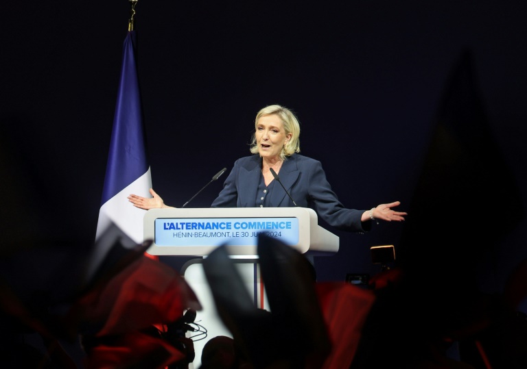 Marine Le Pen, ancienne présidente du groupe Rassemblement national (RN) à l'Assemblée nationale, prononce un discours après l'annonce des résultats du 1er tour des législatives à Hénin-Beaumont, le 30 juin 2024 dans le Pas-de-Calais
