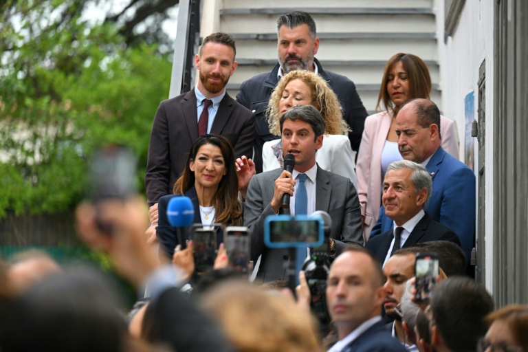 Le Premier ministre Gabriel Attal (centre) s'adresse à la foule lors d'un déplacement de campagne, le 21 juin 2024 à Marseille (Bouches-du-Rhône)