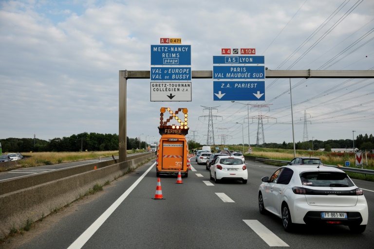 Un véhicule de sécurité ferme l'une des entrées de l'autoroute A4 après le crash d'un avion de tourisme à proximité, le 30 juin 2024 à Noisiel, en Seine-et-Marne