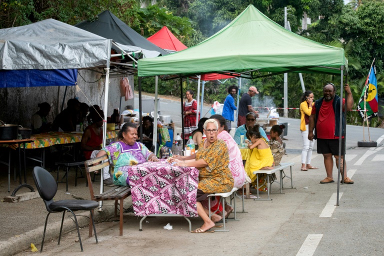 Les habitants du Haut-Magenta se rassemblent autour d'un repas à Nouméa, le 9 juin 2024