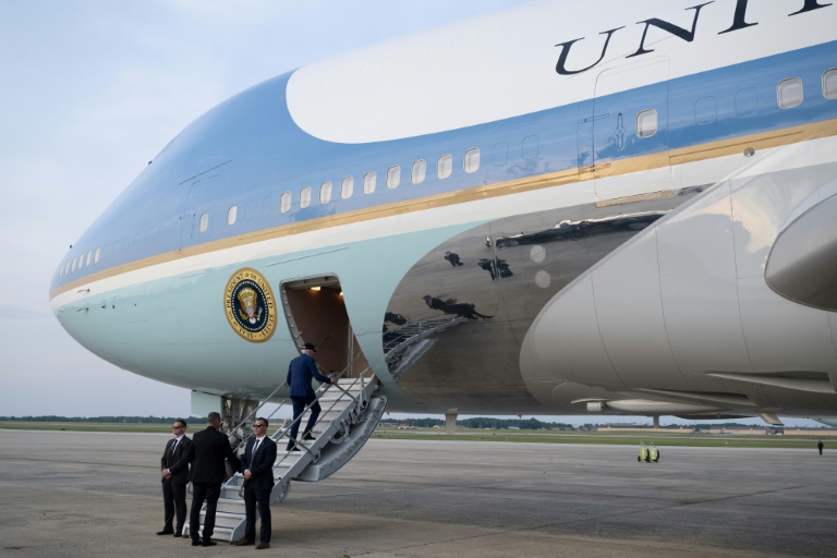Le président américain Joe Biden monte à bord d'Air Force One avant son départ pour la France, sur la base aérienne Andrews dans le Maryland, le 4 juin 2024