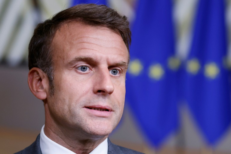 Le président Emmanuel Macron face à la presse à Bruxelles, à la fin d'un sommet européen, le 28 juin 2024