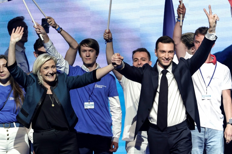 Jordan Bardella (d), tête de liste du RN aux européennes, et Marine Le Pen à l'issue d'un meeting de campagne, le 2 juin 2024 à Paris