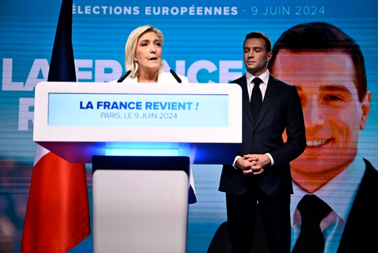 La dirigeante du RN Marine Le Pen (G) s'adresse aux  militants alors que le président du parti Jordan Bardella écoute après qu'Emmanuel Macron a annoncé la dissolution de l'Assemblée nationale, à Paris, le 9 juin 2024