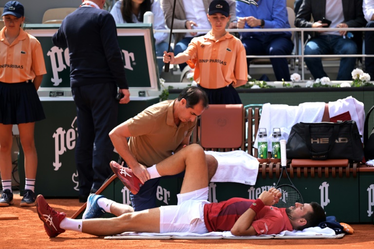 Novak Djokovic manipulé par le physio au début du deuxième set de son huitième de finale face à l'Argentin Francisco Cerundolo le 3 jun 2024 à Roland-Garros