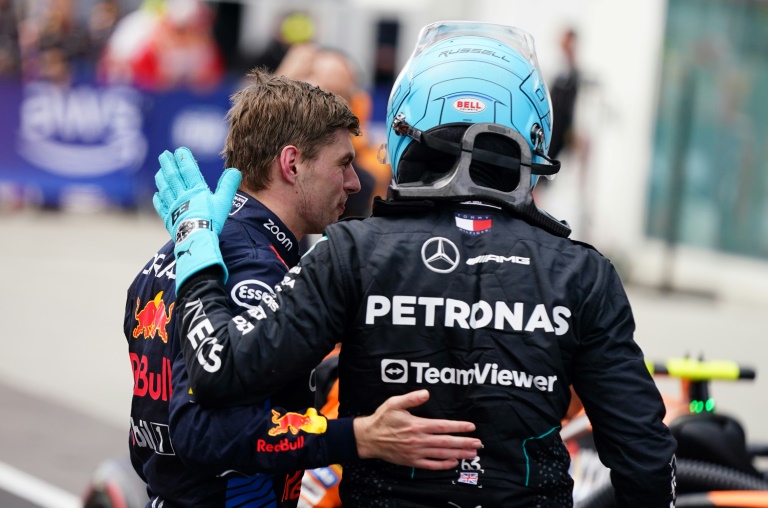 Le Néerlandais Max Verstappen (à gauche) félicite le George Russell (Mercedes). Les deux pilotes ont signé le même temps lors des qualifications du Grand Prix du Canada, mais le Britannique s'élancera en pole position, ayant réussi sa performance avec le pilote Red Bull