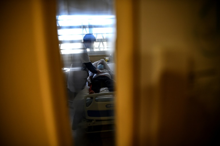 Un médecin examine un patient détenu à l'hôpital pénitentiaire de la prison de Fresnes, le 25 novembre 2020 dans le Val-de-Marne