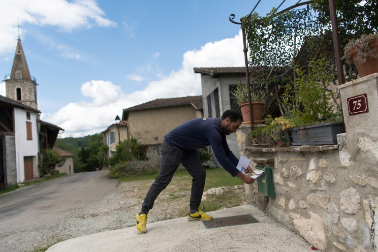 Un facteur distribue du courrier à Montardit, le 31 mai 2024 en Ariège