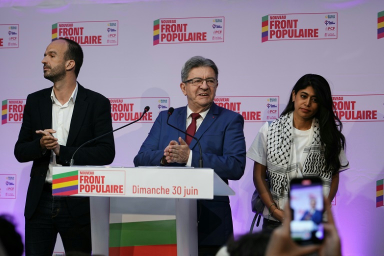 Jean-Luc Mélenchon (c), leader du parti de gauche La France Insoumise (LFI) et membre du Nouveau Front populaire (NFP), entouré de l'eurodéputée Rima Hassan (d) et du député LFI Manuel Bompard, après l'annonce des résultats du 1er tour des législatives à La Faïencerie, le 30 juin 2024 à Paris