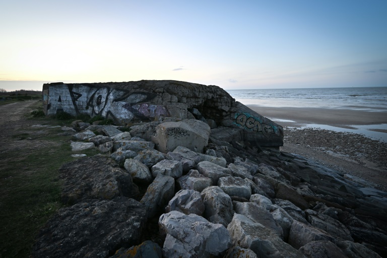 Un vestige de bunker sur la plage de Graye-sur-Mer, le 24 mars 2024 dans le Calvados