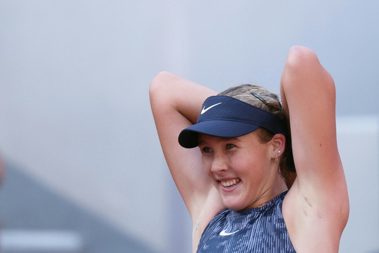 La jeune russe de 17 ans Mirra Andreeva vient de battre la Française Varvara Gracheva en huitièmes de finale de Roland-Garros sur le court Suzanne-Lenglen le 3 juin 2024 à Paris