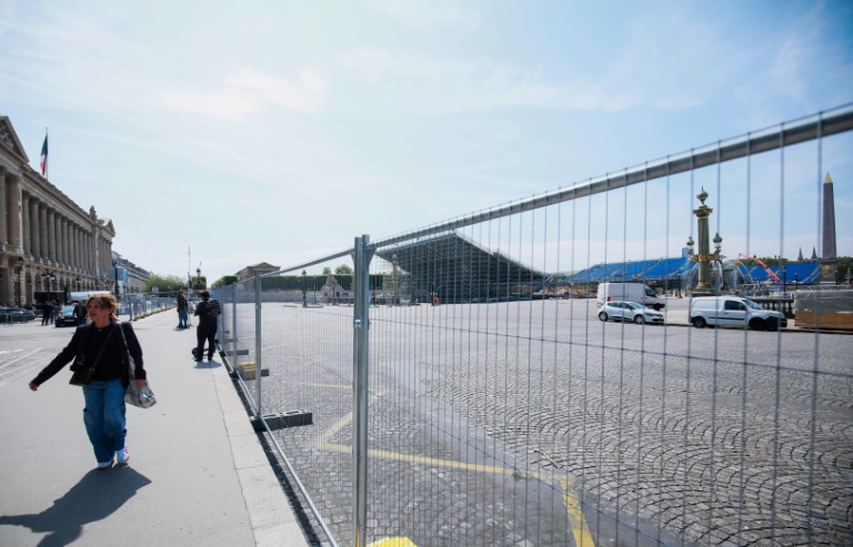 Des piétons profitent de la place de la Concorde à Paris fermée à la circulation pour préparer les Jeux olympiques, le 3 juin 2024
