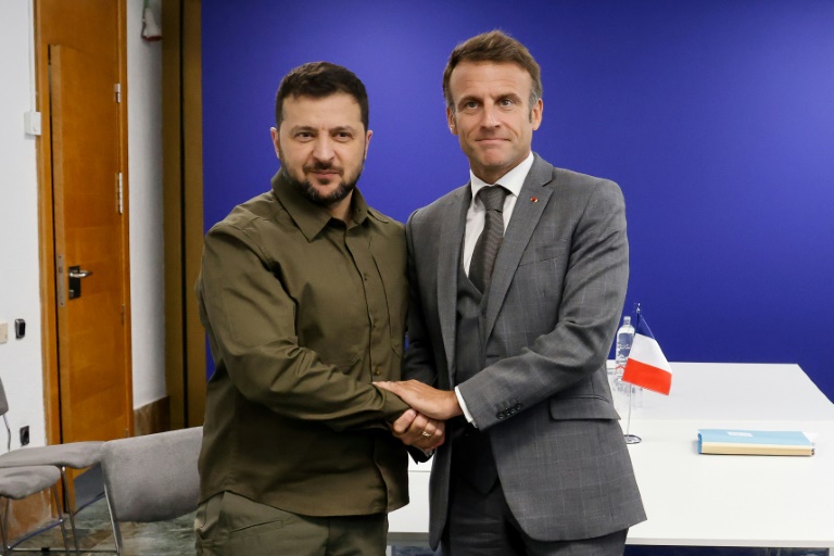 Le président ukrainien Volodymyr Zelensky (gauche) salue le président français Emmanuel Macron lors d'une réunion bilatérale, le 5 octobre 2023 à Grenade (Espagne)