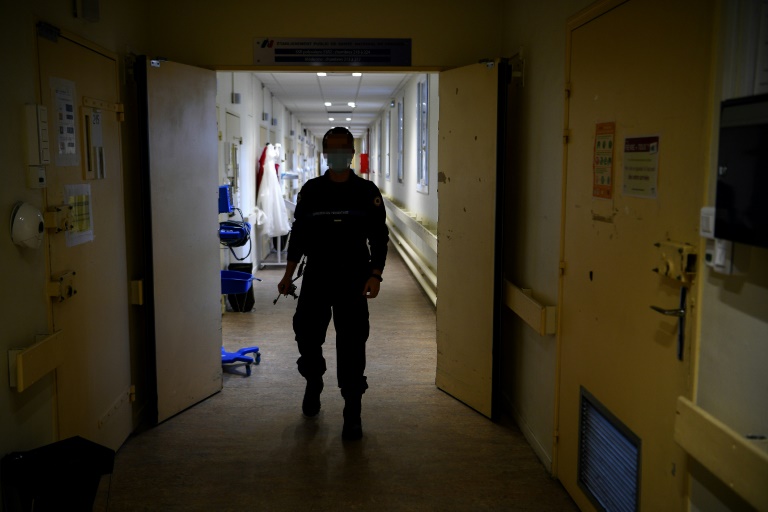 Un gardien dans un couloir de l'hôpital pénitentiaire de la prison de Fresnes, le 25 novembre 2020 dans le Val-de-Marne