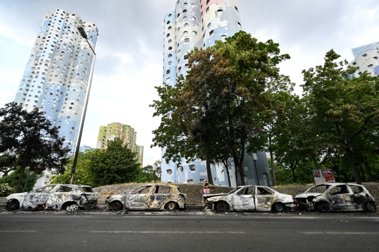 Des voitures incendiées au pied de la cité Pablo-Picasso à Nanterre, le 30 juin 2023, à la suite d'émeutes trois jours après la mort de Nahel, 17 ans, dans cette ville à l'ouest de Paris