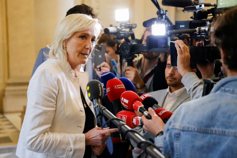 La présidente du groupe RN Marine Le Pen s'exprime devant la presse le 3 juin 2024 à l'Assemblée nationale à Paris