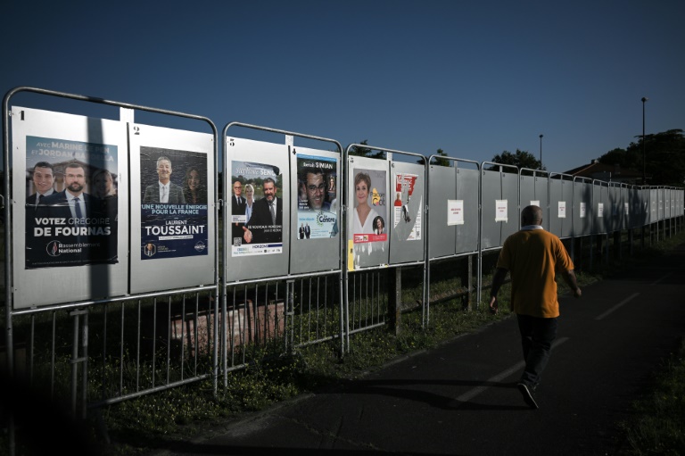 Des panneaux électoraux pour le premier tour des législatives anticipées, à Parempuyre, en Gironde, le 25 juin 2024