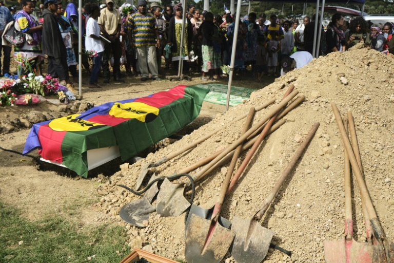 Des personnes assistent aux funérailles de Stéphanie Nasaie Doouka, tuée pendant les émeutes, le 1er juin 2024 à Nouméa, en Nouvelle-Calédonie