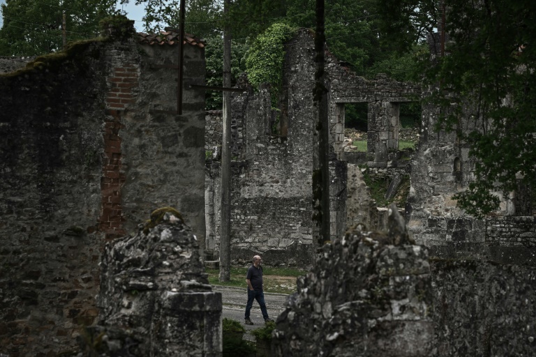 Un visiteur dans les ruines du village d'Oradour-sur-Glane, le 13 mai 2024 en Haute-Vienne