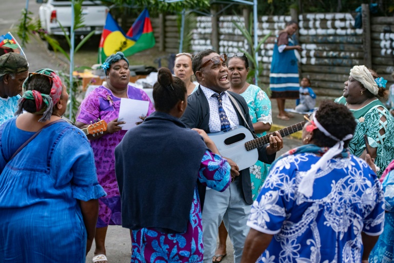 Le pasteur Laxa Wejieme célèbre une messe sur un barrage à Dumbéa, le 2 juin 2024 en Nouvelle-Calédonie