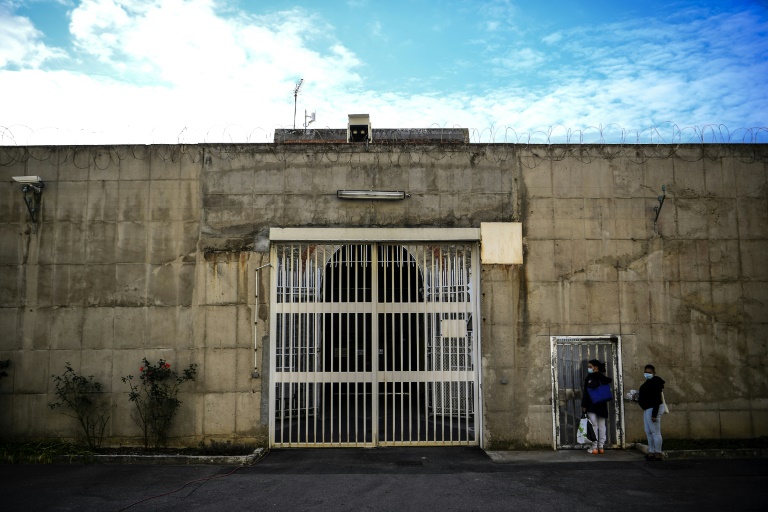 Des infirmières devant une porte de sortie de l'hôpital pénitentiaire de la prison de Fresnes, le 25 novembre 2020 dans le Val-de-Marne