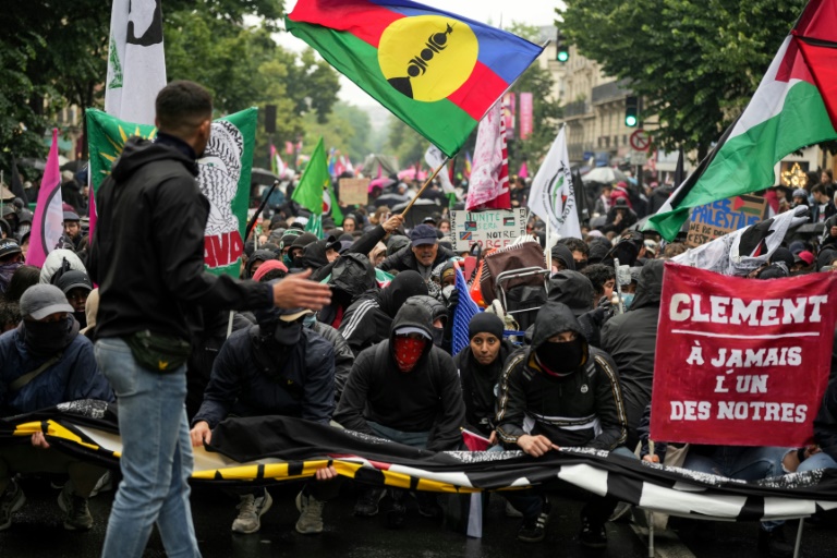 Des milliers de personnes défilent à Paris en hommage au militant d'ultragauche Clément Méric tué il y a dix ans, en soutien aux peuples palestinien et kanak, le 1er juin 2024