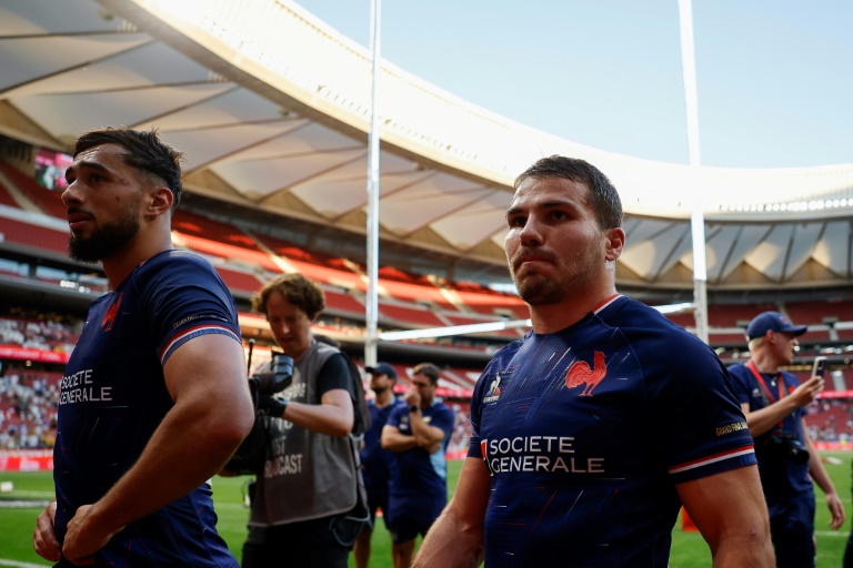 Les Français Ryan Rebbadj et Antoine Dupont après la victoire remportée en finale du tournoi de rugby à VII de Madrid contre l'Argentine, le 2 juin 2024