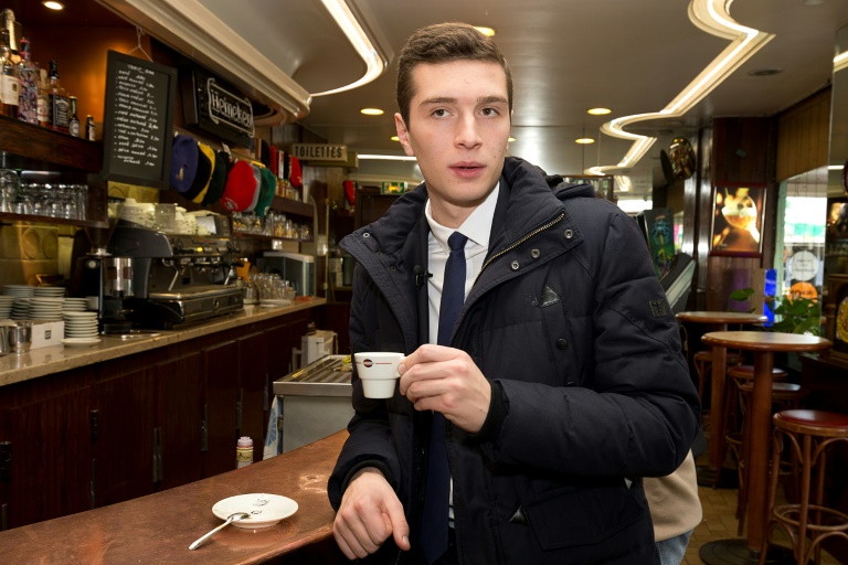 Jordan Bardella, candidat du RN en Seine-Saint-Denis pour les  élections régionales, dans un café lors d'une visite de campagne à Aulnay-sous-Bois, le 5 novembre 2015