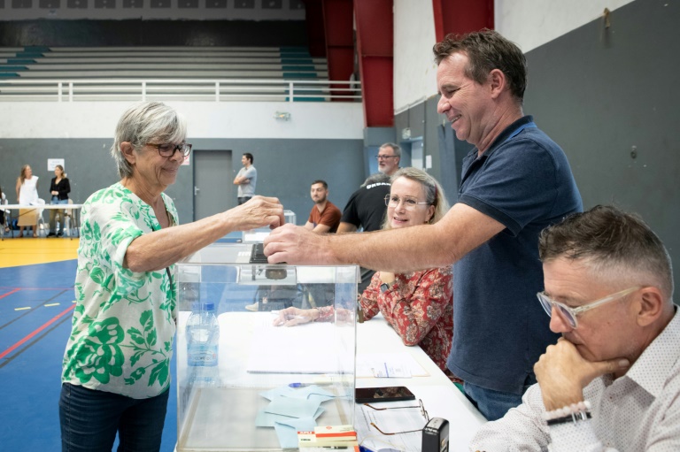 Une électrice vote lors des élections européennes, à Nouméa, le 9 juin 2024