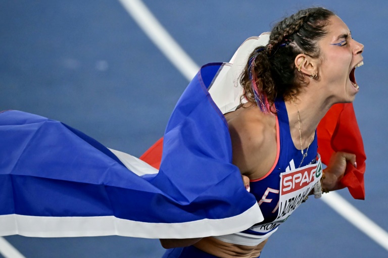 La Française Auriana Lazraq-Khlass célèbre sa médaille d'argent de l'heptathlon aux Championnats d'Europe d'athlétisme le 8 juin 2024 à Rome