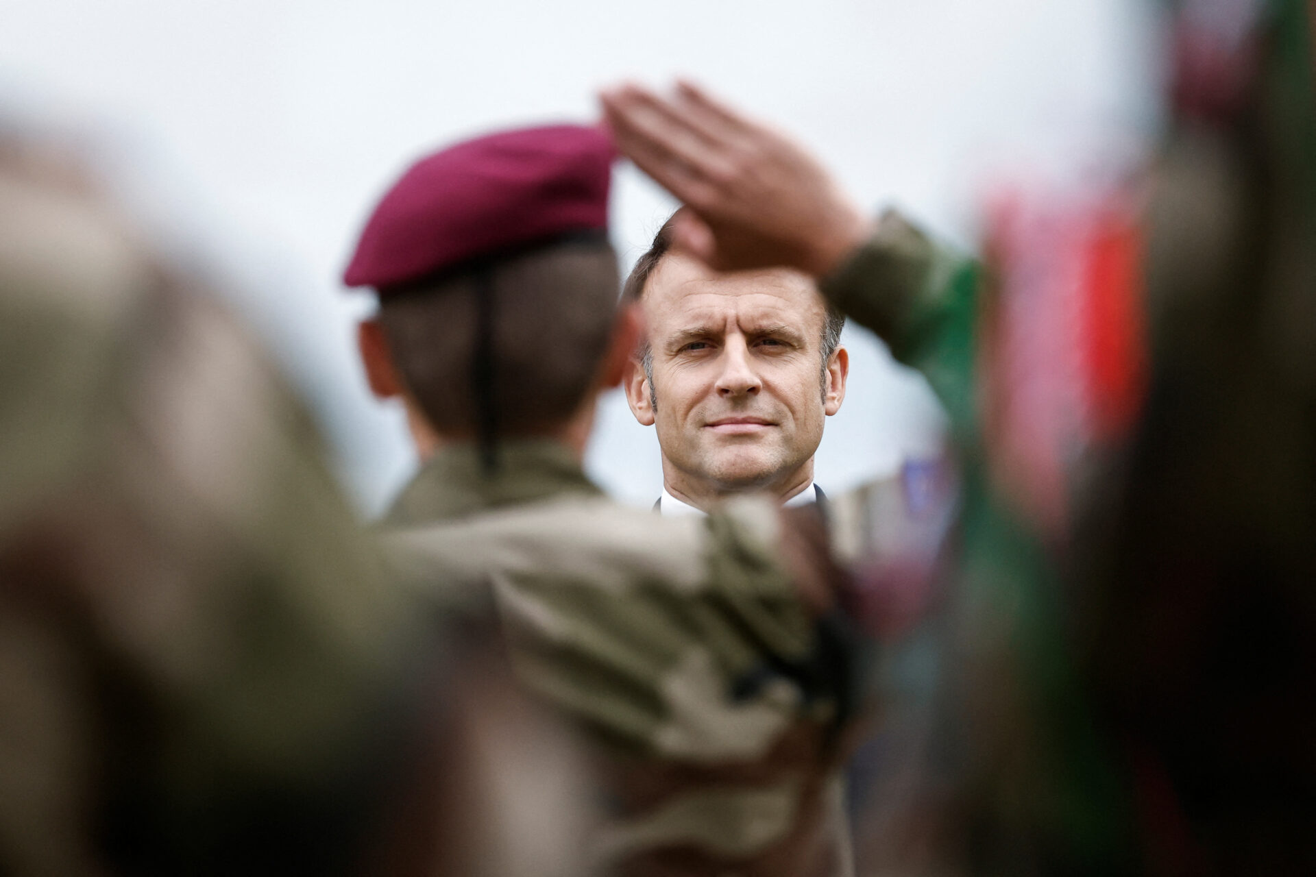 Le président français Emmanuel Macron passe en revue les troupes françaises au garde-à-vous lors d’une cérémonie commémorant les parachutistes SAS et les Forces françaises libres morts en Bretagne pendant la Seconde Guerre mondiale - PISCINE BENOIT TESSIER / AFP