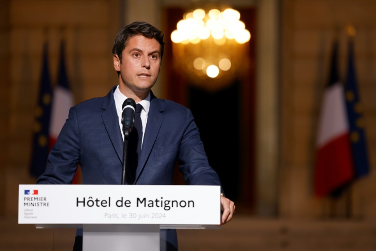 Le Premier ministre Gabriel Attal fait une déclaration après l'annonce des résultats du 1er tour des législatives à l'hôtel Matignon, le 30 juin 2024 à Paris