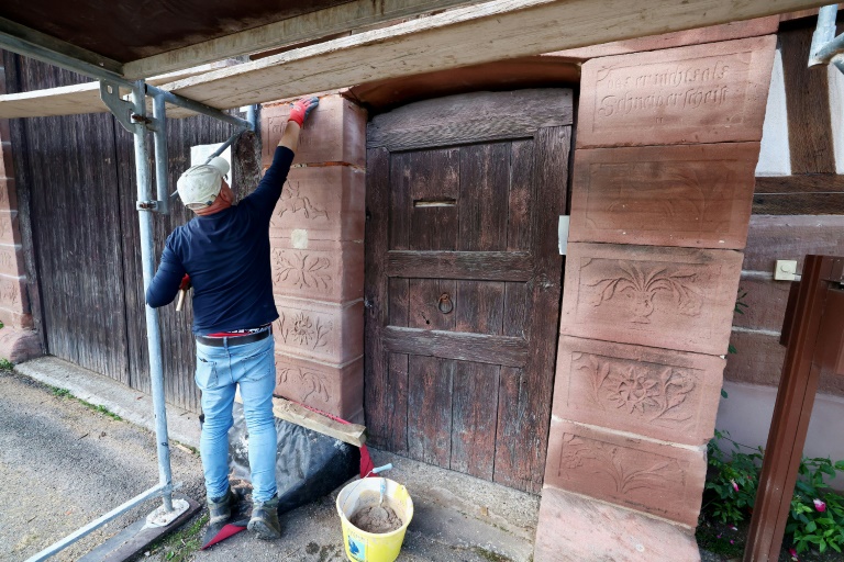 Rénovation de la porte d'une maison  alsacienne à Uttwiller, le 22 mai 2024 dans le Bas-Rhin