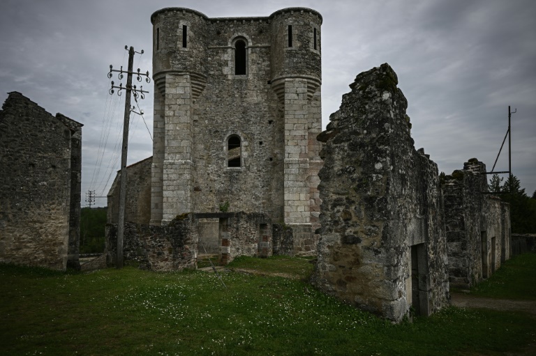 Les vestiges d'une église dans les ruines du village d'Oradour-sur-Glane, le 13 mai 2024 en Haute-Vienne