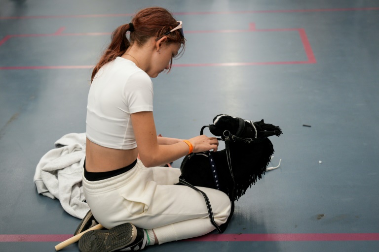 Une participante prépare son cheval bâton avant de concourir aux championnats de Finlande dans l'arène sportive de Seinäjoki, le 15 juin 2024
