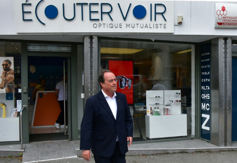 L'ancien président socialiste François Hollande en campagne pour les élections législatives à Ussel, en Corrèze, le 22 juin 2024