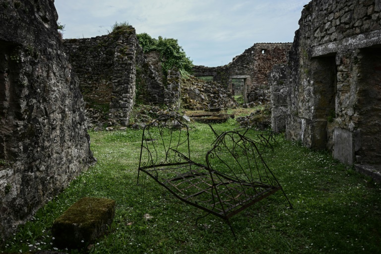 Un cadre de lit rouillé dans les ruines du village d'Oradour-sur-Glane, le 13 mai 2024 en Haute-Vienne