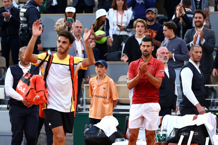 L'Argentin Francisco Cerundolo quitte le court sous les applaudissements de Novak Djokovic après la victoire renversante du N.1 mondial serbe en huitième de finale de Roland-Garros le 3 juin 2024