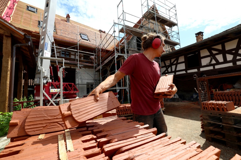 Réfection de la toiture d'une maison alsacienne à Uttwiller, le 22 mai 2024 dans le Bas-Rhin